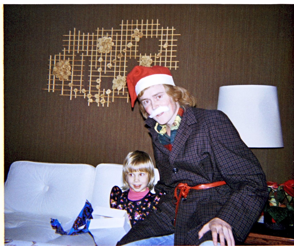 Image-001811.jpg - Och i bland mindre. Just denna kommer jag ihåg att jag avslöjade som fejk därför att hans mustasch sög upp glögg och blev rödbrun. Kostigt att man inte reflekerade över att ha inte så ut som en tomte i övrigt.