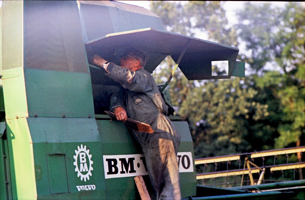 Image-001850.jpg - Morfar mekar tröska