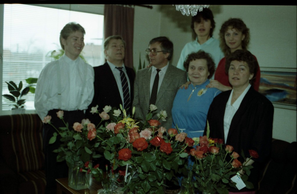 Image-002199.jpg - Farmor Taimi fyller. Fr v.v peter, Taisto, Pekka, farmor och Kaarina. Stående fr. v. Jag och syster katarina