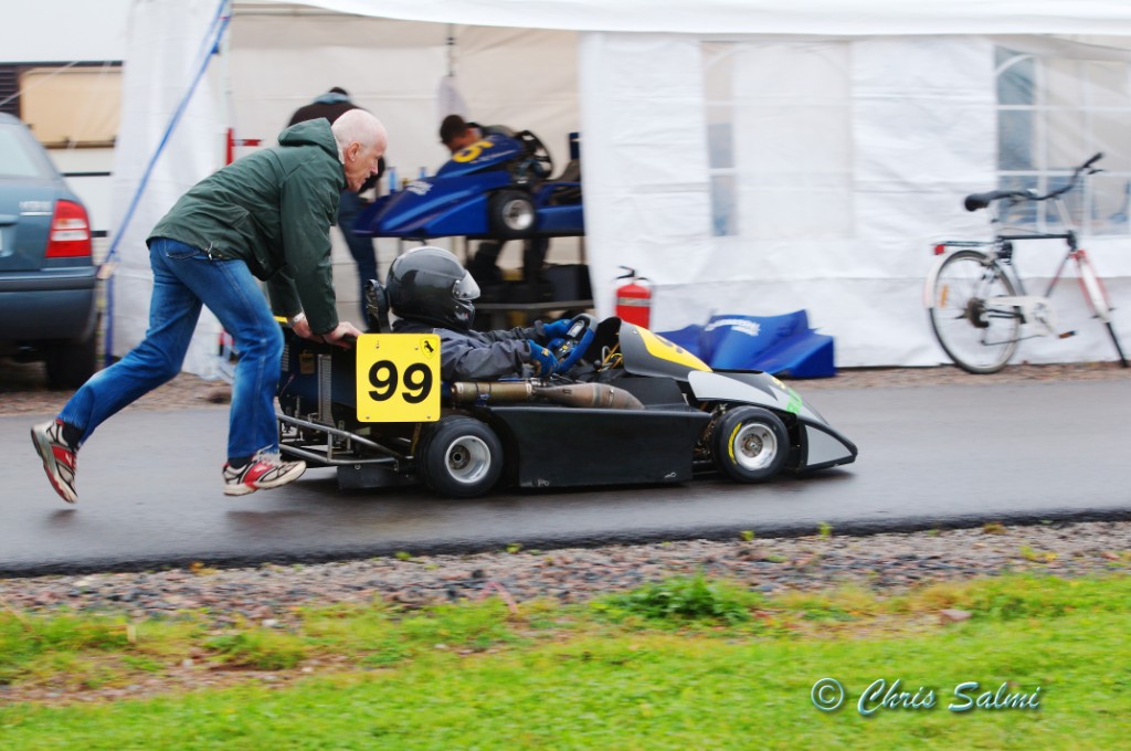 _DSC1188.JPG - Den gamle Orvar puttar den nye rookien Patrik