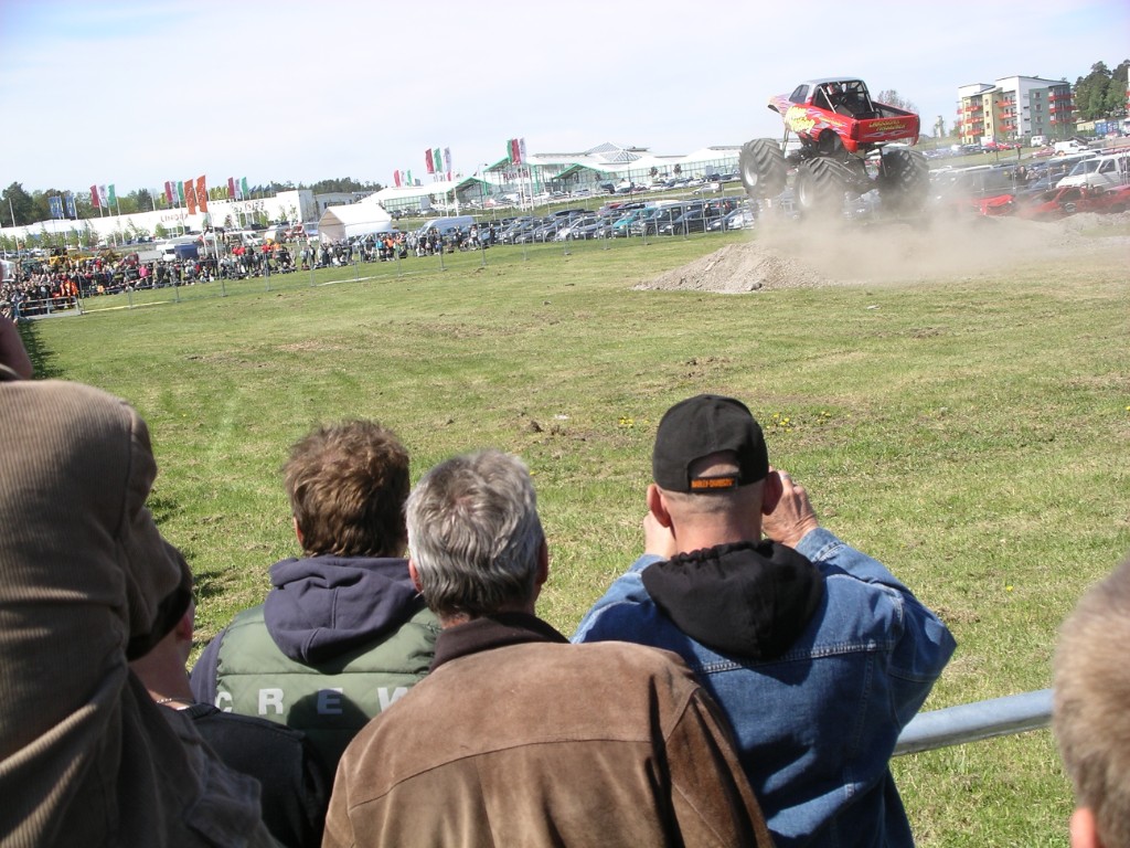 IMGP0440.JPG - Montertruck som flyger