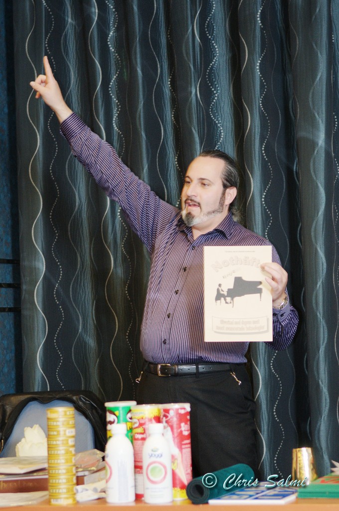 _DSC0049.JPG - Mr Dannyman visar egentillverkad rekvisita