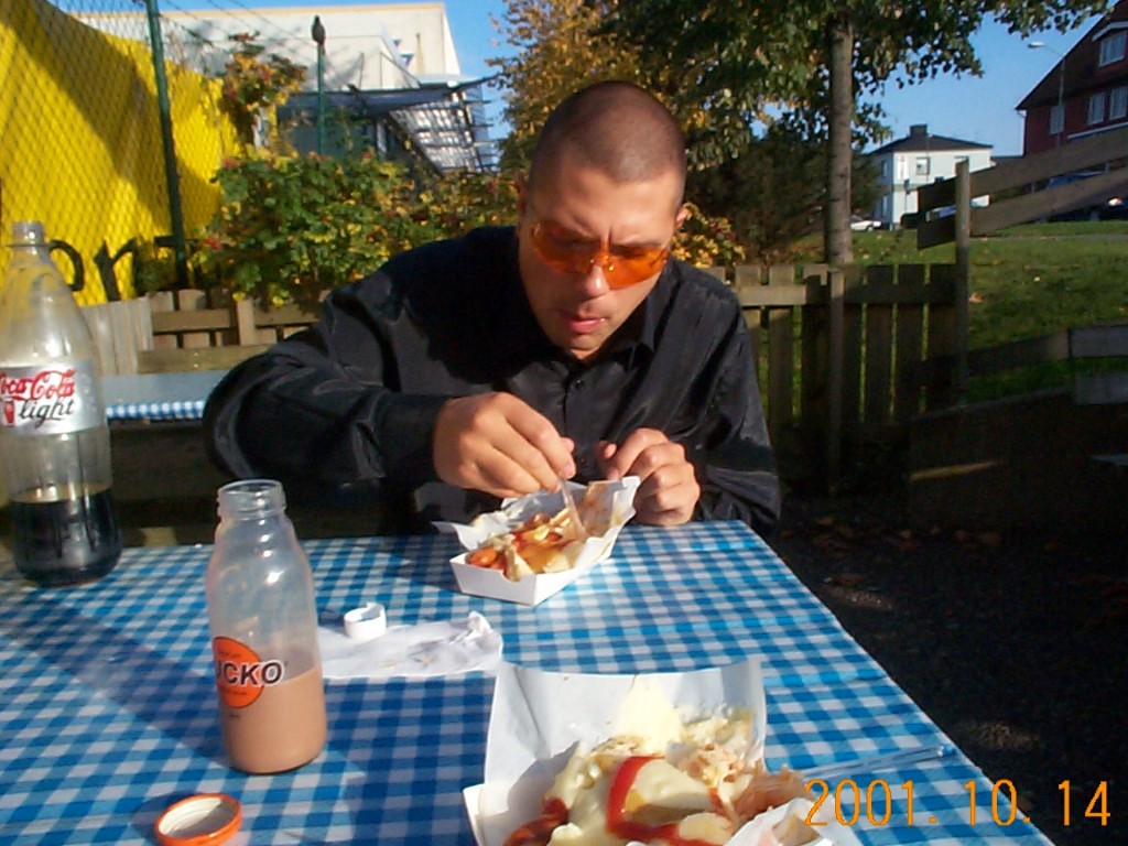 DCP04952.JPG - En hel special - det man beställer i Götet, på den anrika grillen Oves. Beställes med fördel med gurkmajonäs och varm 08. (Majonäsgurka och varm Pucko).