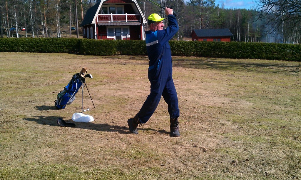 IMAG0098.jpg - Vårsvingen. Carl-Axel slår ut bollar på isen
