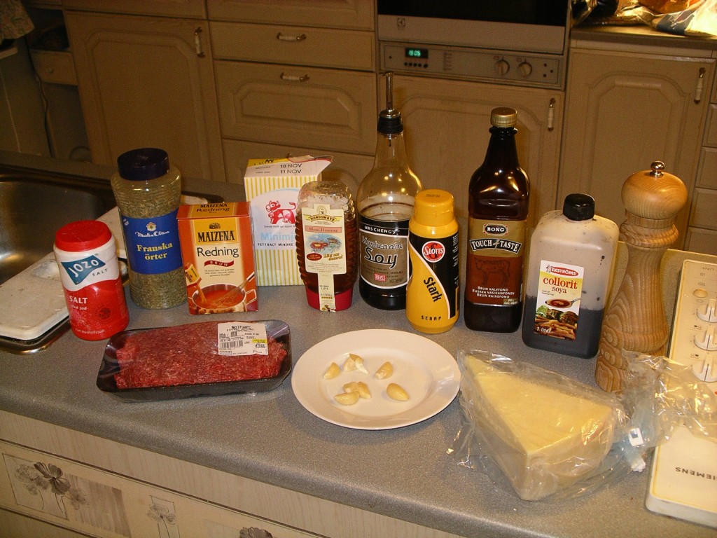 IMGP7777.JPG - Alla de hemliga ingredienserna till Traktorburgaren.