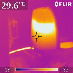 Toalett_oavsiktligtkoppladtillvarmvattenavrörmokare_underspolning.jpg - Så här ser det ut i en värmekamera om man spolar i sin varmvattenanslutna toalett.