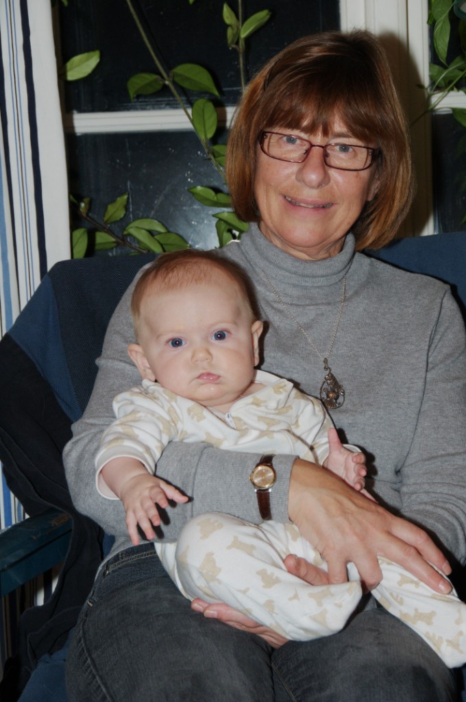 _DSC0496.JPG - Mamma Mia Maria farmor tar hand om "lilla" Alice i Norberg