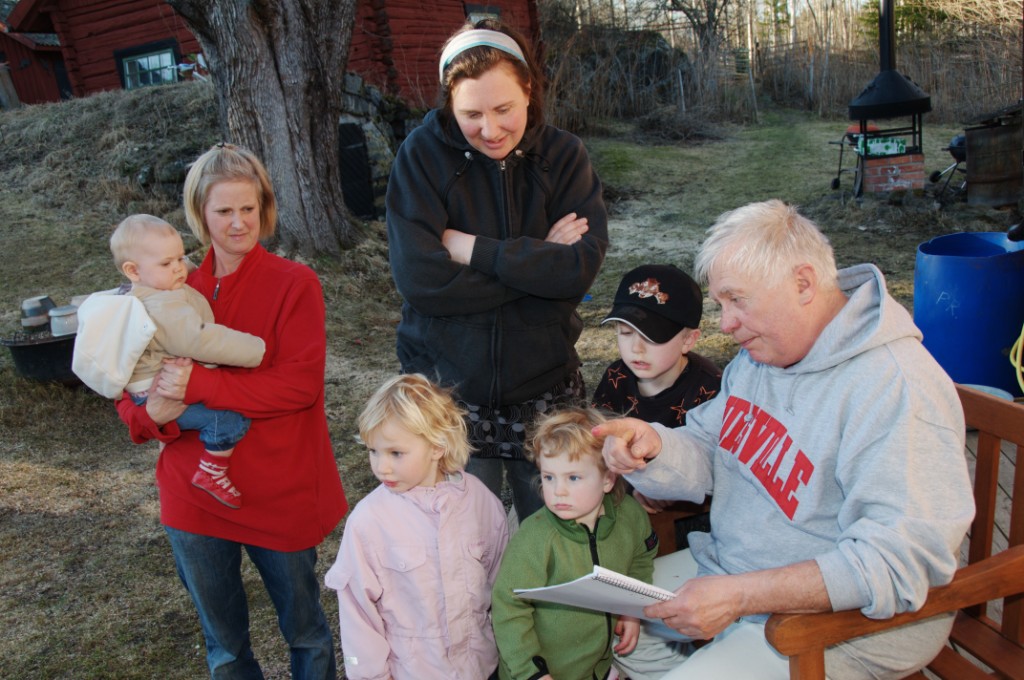 _DSC4575.JPG - Påskäggsletning. Farfar har gjort karta och barnen vittrar choklad.