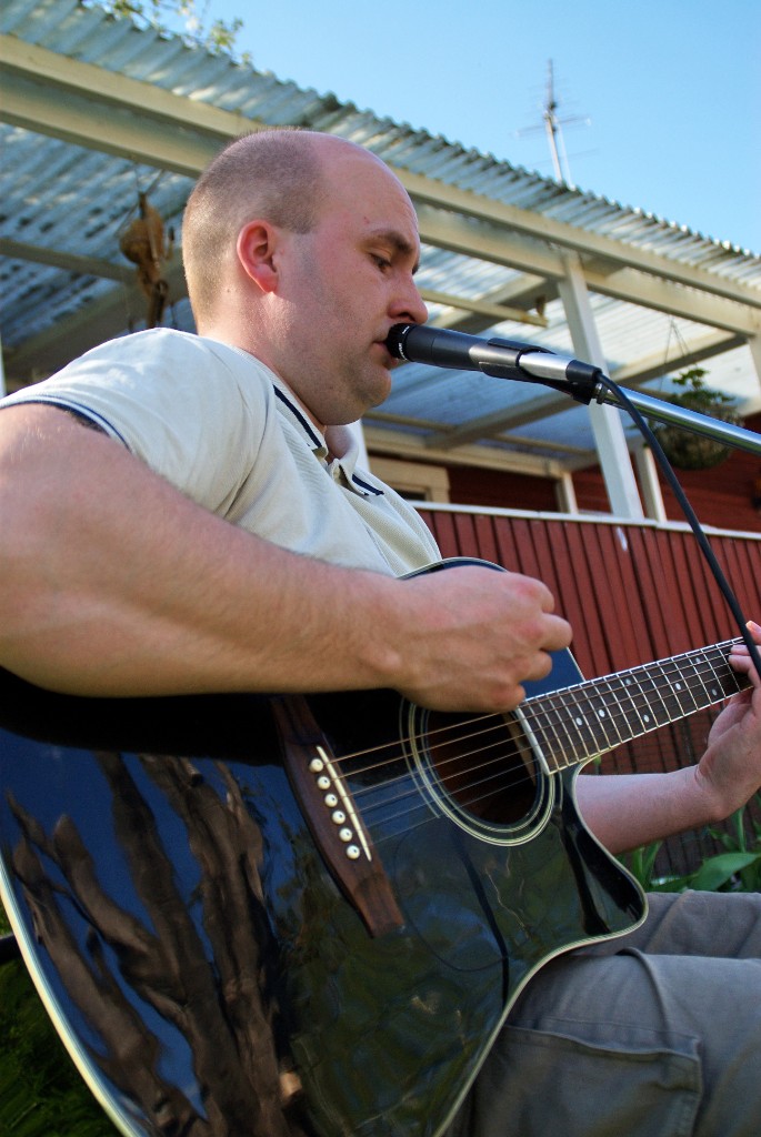 _DSC8676.JPG - Micke - syrrans man - musiker & trubadur.