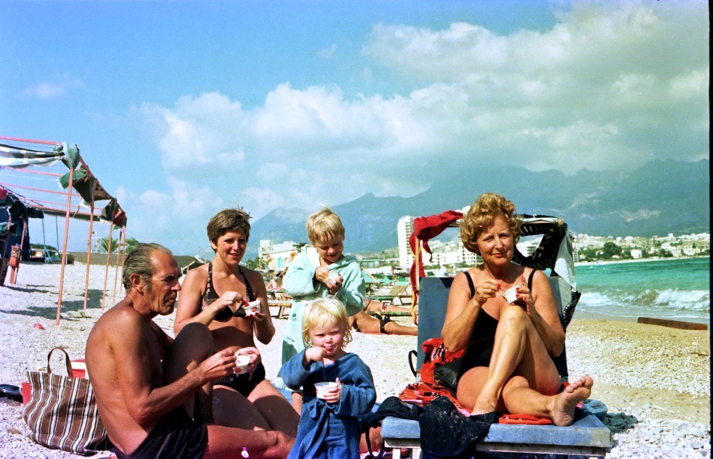 CILLAImage-000002_4.jpg - Cillas morfar, mor, sig själv och storebror samt mormor.