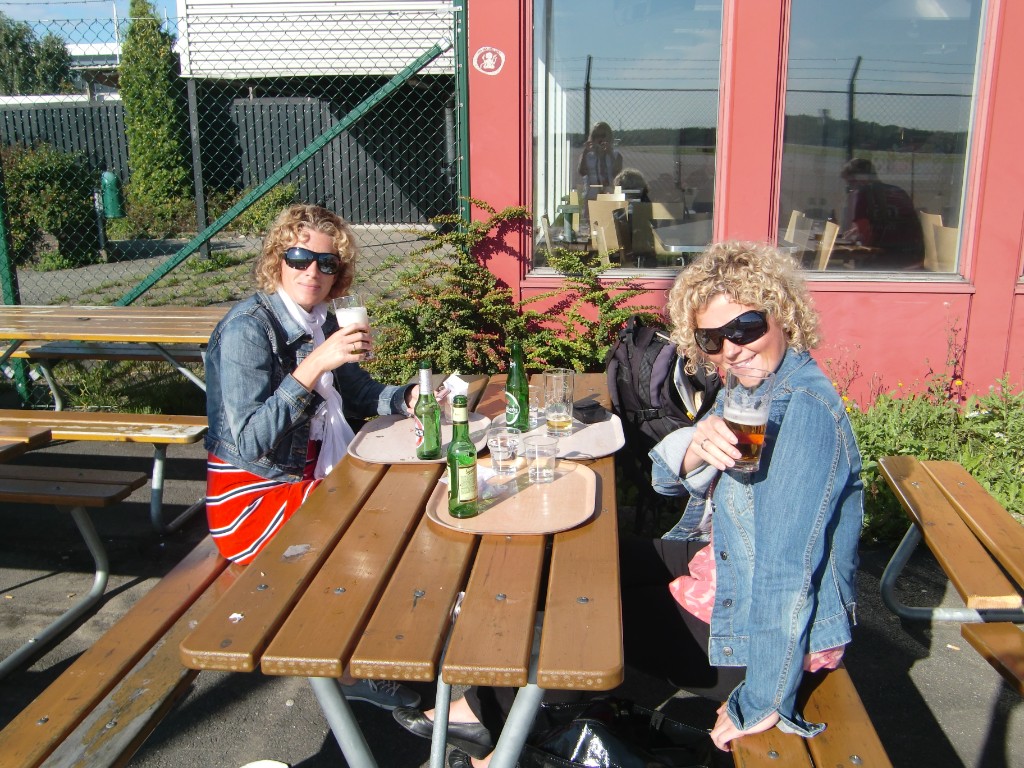 CIMG2948.JPG - Linda och Fia inför Spanien