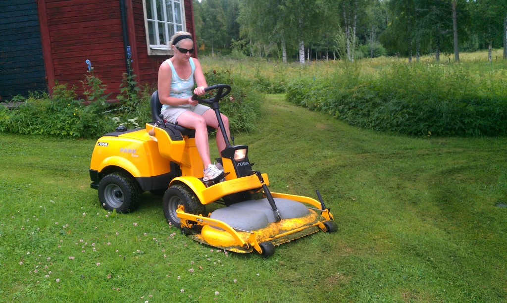 IMAG0790.jpg - Cilla rattar åkgräsklipparen i Spännarhyttan