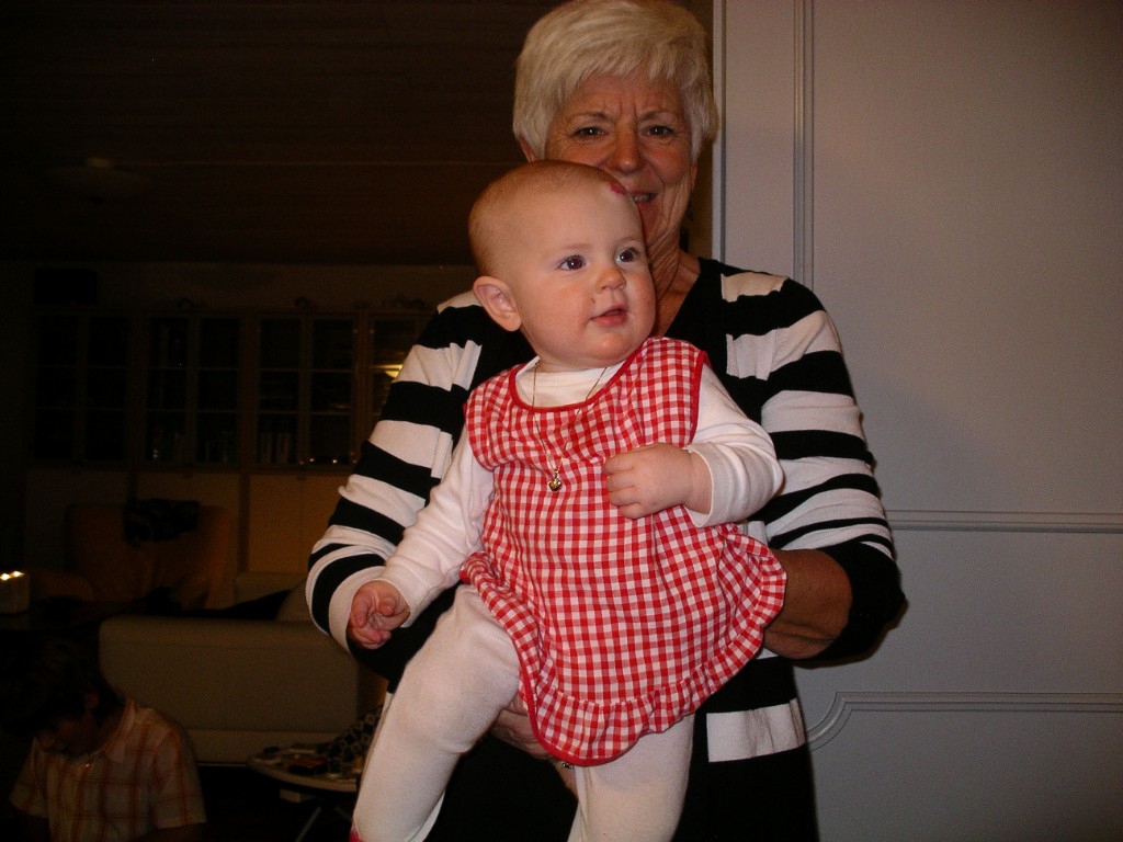 IMGP8315.JPG - Agnes och mormor julafton 2006.