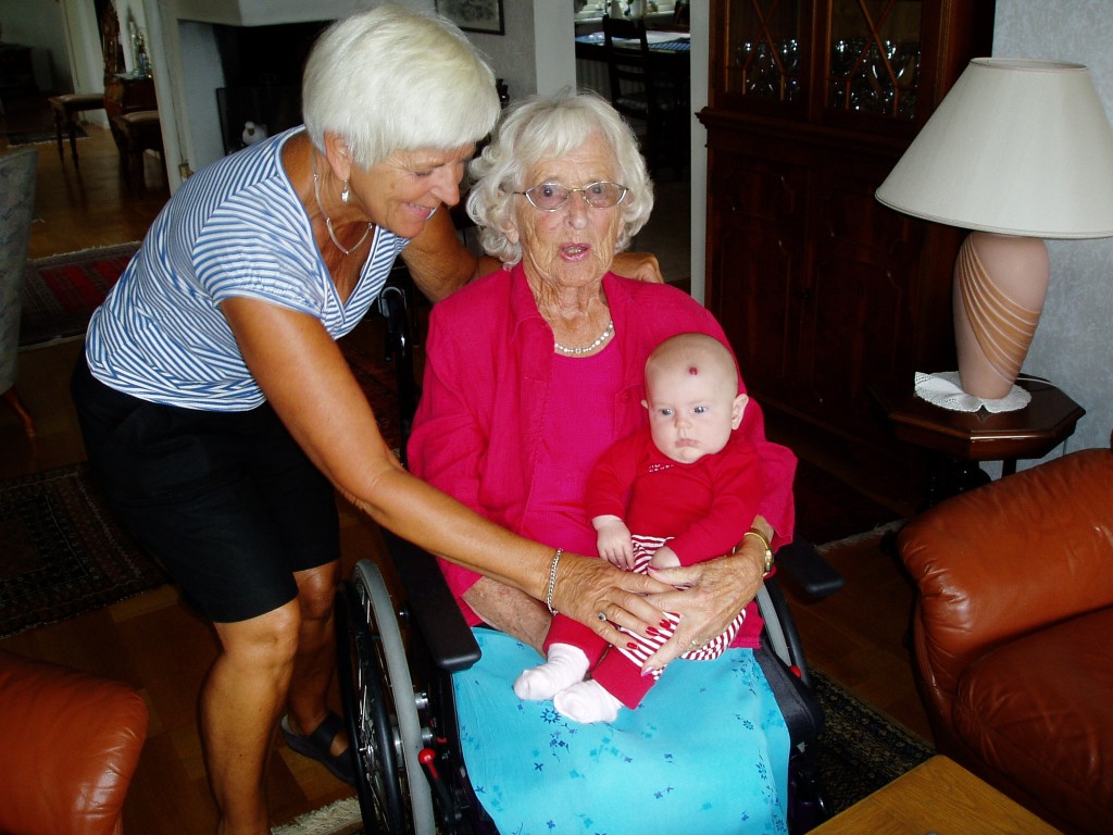 P7110120.JPG - Cillas mamma Ragnhild, gammelmormor Lilian och Agnes.