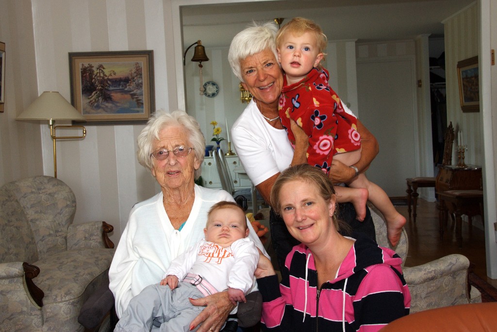 _DSC3172.JPG - Gammelmormor Lilian med Alice i knät. Ragnhild med Agnes i famnen och Cilla på knä.