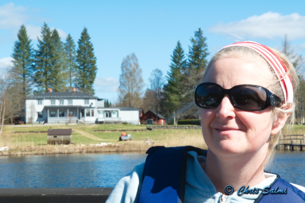 _DSC4554.JPG - Cilla med Spännarhyttan i bakgrunden