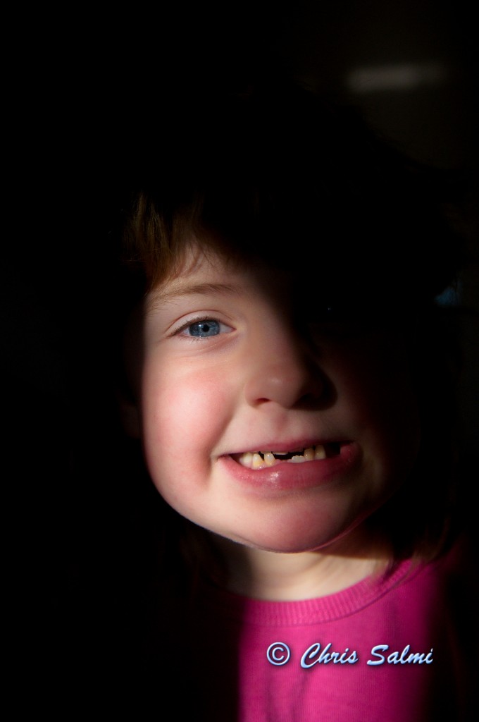 _DSC9226.JPG - Mörk glugg i ljus glugg genom pappas glugg