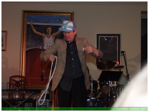 PC084823.jpg -  Världens bästa trolleriförening. På bilden en av våra ärketrollare Ismo Nurmilehto. Klicka här för att komma till Magiska Brödernas hemsida.  