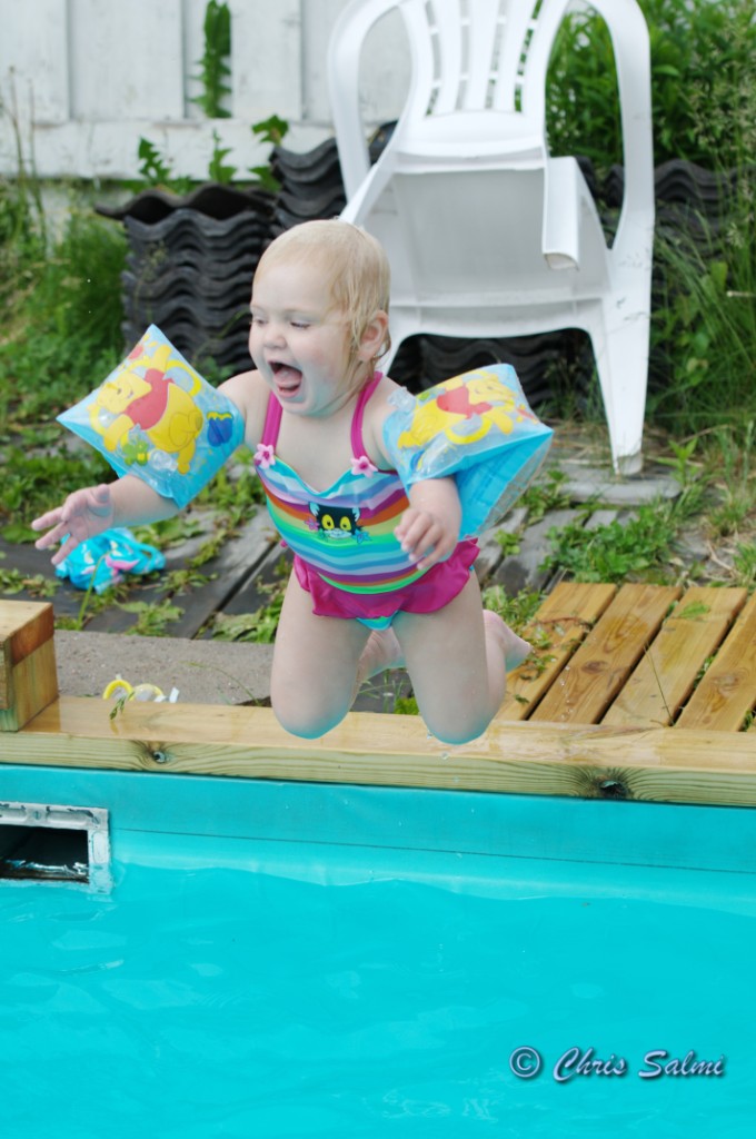 _DSC4702.JPG - Alice 2 år kastar sig i poolen