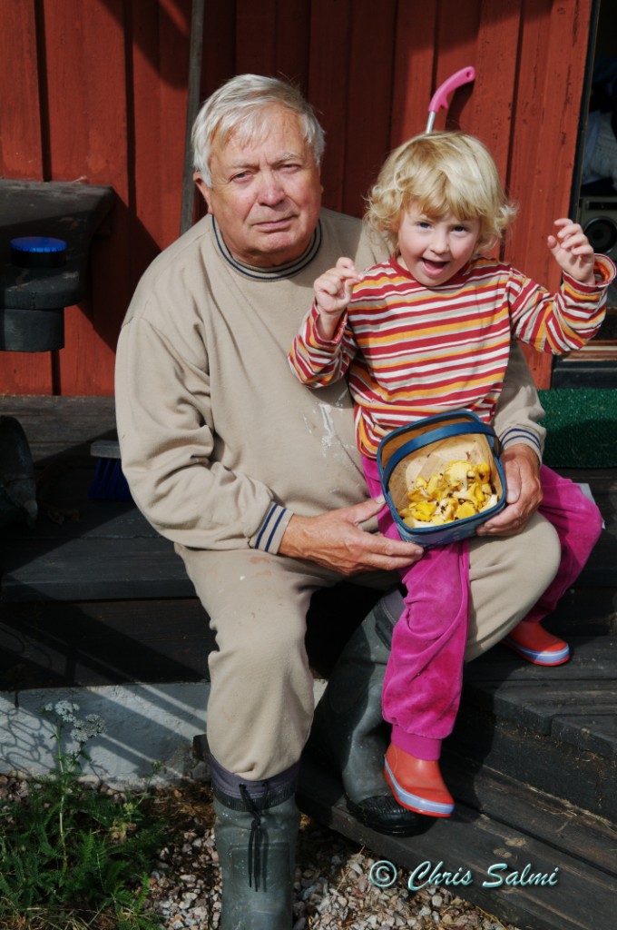 _DSC9318.JPG - Farfar Pekka och Agnes har plockat svamp