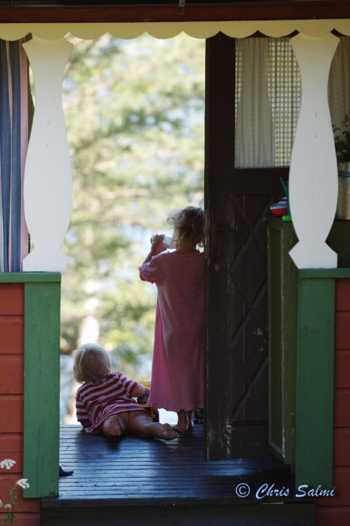 _DSC6241.JPG - Systrarna Salmi spejar mot vattnet