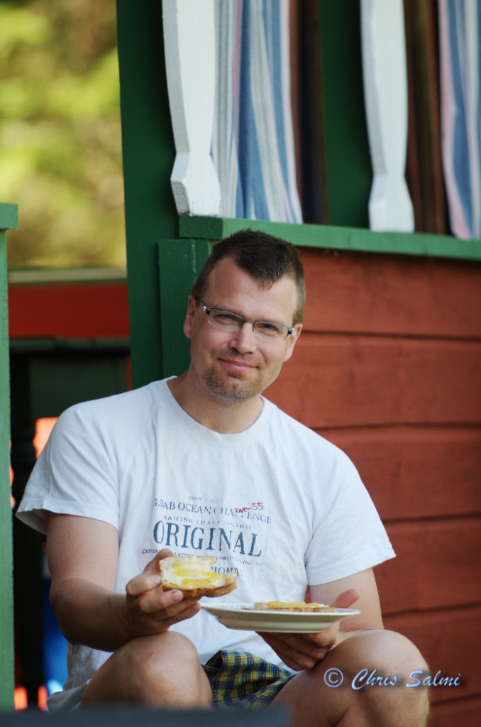 _DSC6253.JPG - Magnus tar en frukostmacka