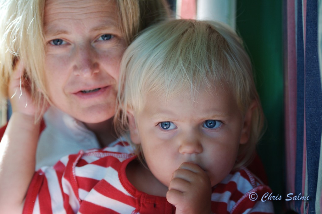 _DSC6273.JPG - Alice i knät på Cilla