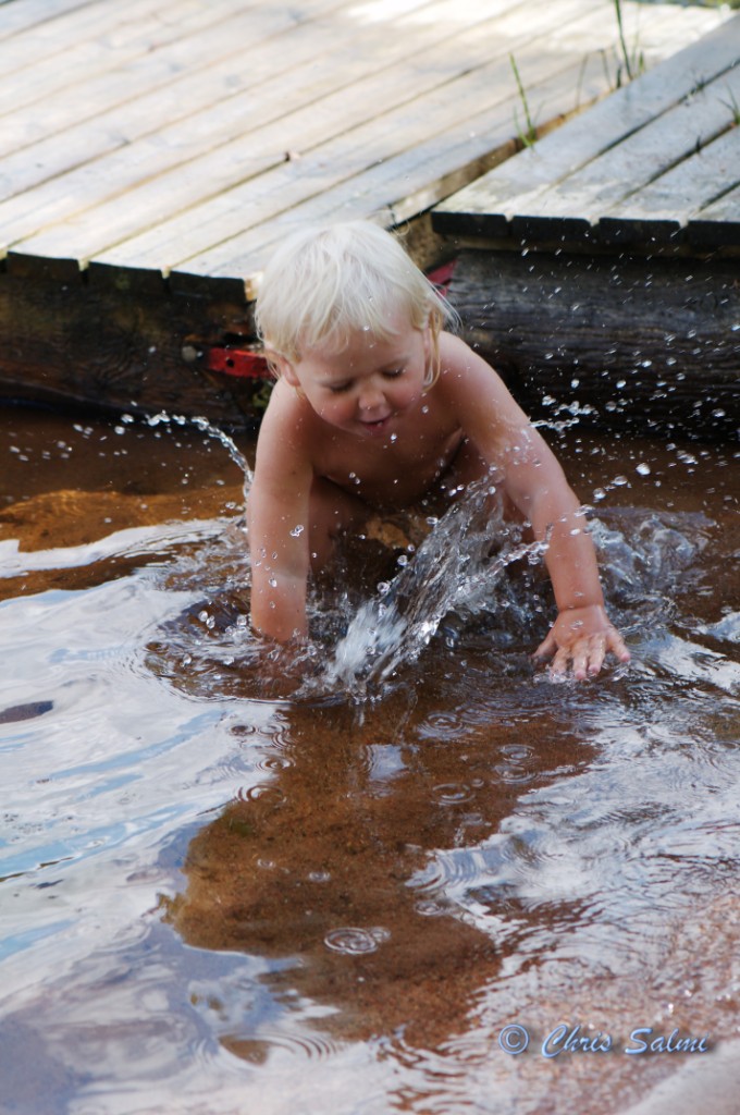 _DSC6328.JPG - Alice hoppar från bryggan