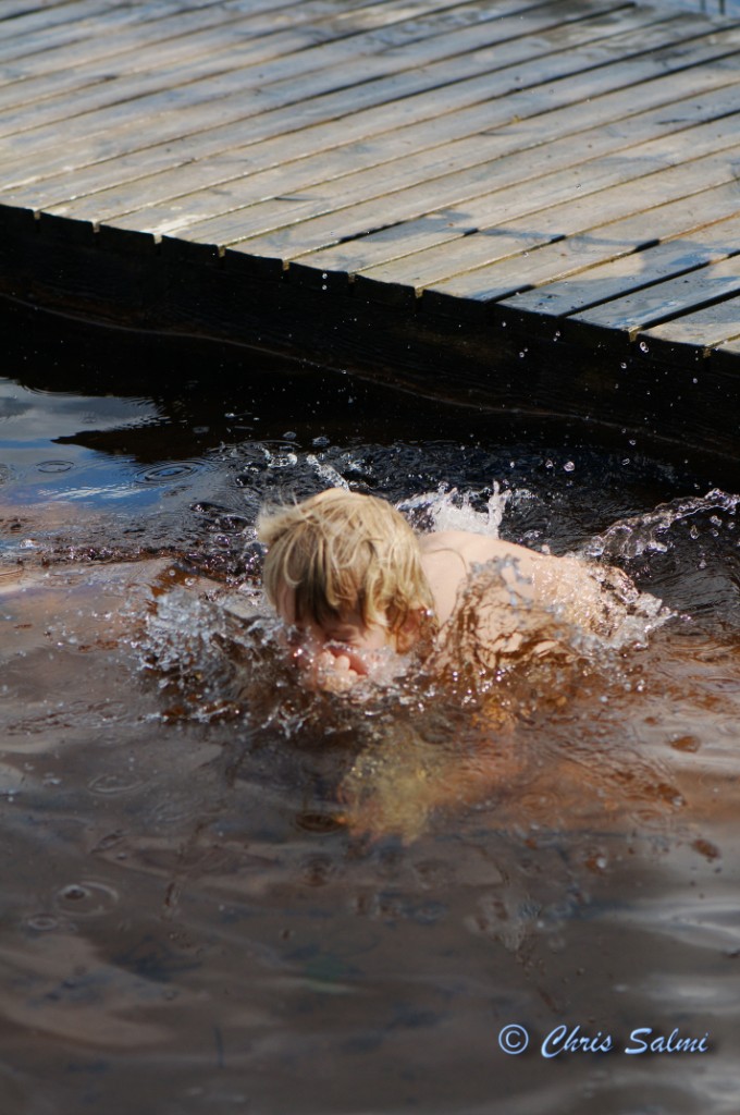 _DSC6333.JPG - Agnes hoppar från bryggan