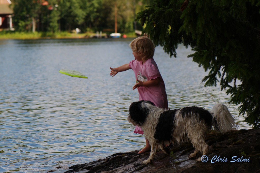 _DSC6354.JPG - Agnes kastar freesbee till hunden Siri