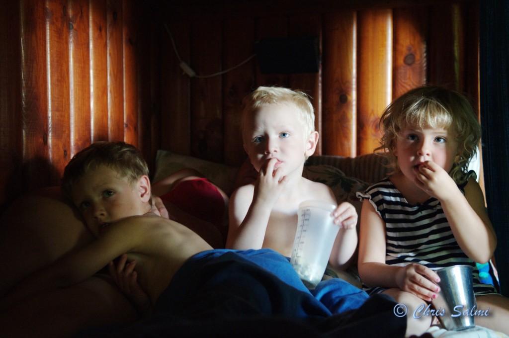 _DSC6400.JPG - TV paus i badandet - med popcorn!