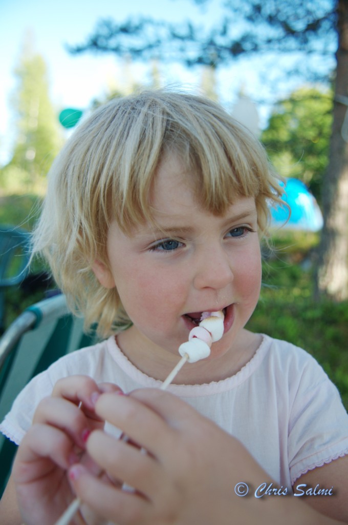 _DSC6449.JPG - Agnes äter nygrillade marsmallows