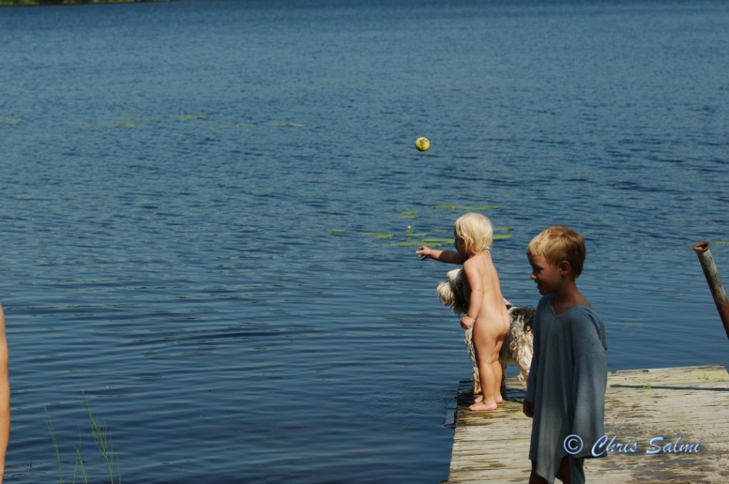 _DSC6508.JPG - Alice kastar boll till hunden Siri