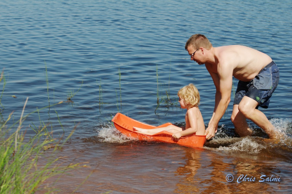_DSC6513.JPG - Agnes åker pulka - pappa Magnus är motor