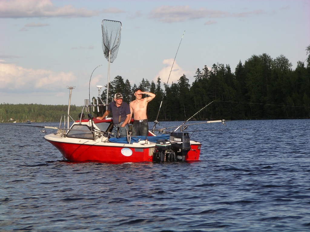 IMGP1247.JPG - Stefan - en av storfiskarna -  i sin båt med kompis