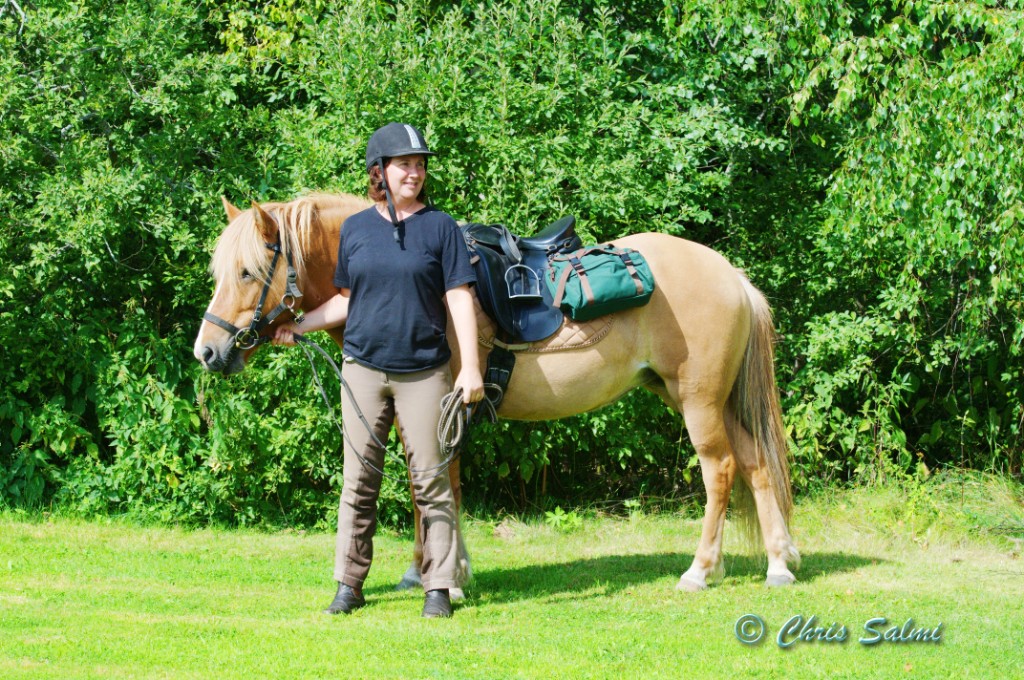 _DSC9524.JPG - Katarina med en av sina islänningar - Sveifla