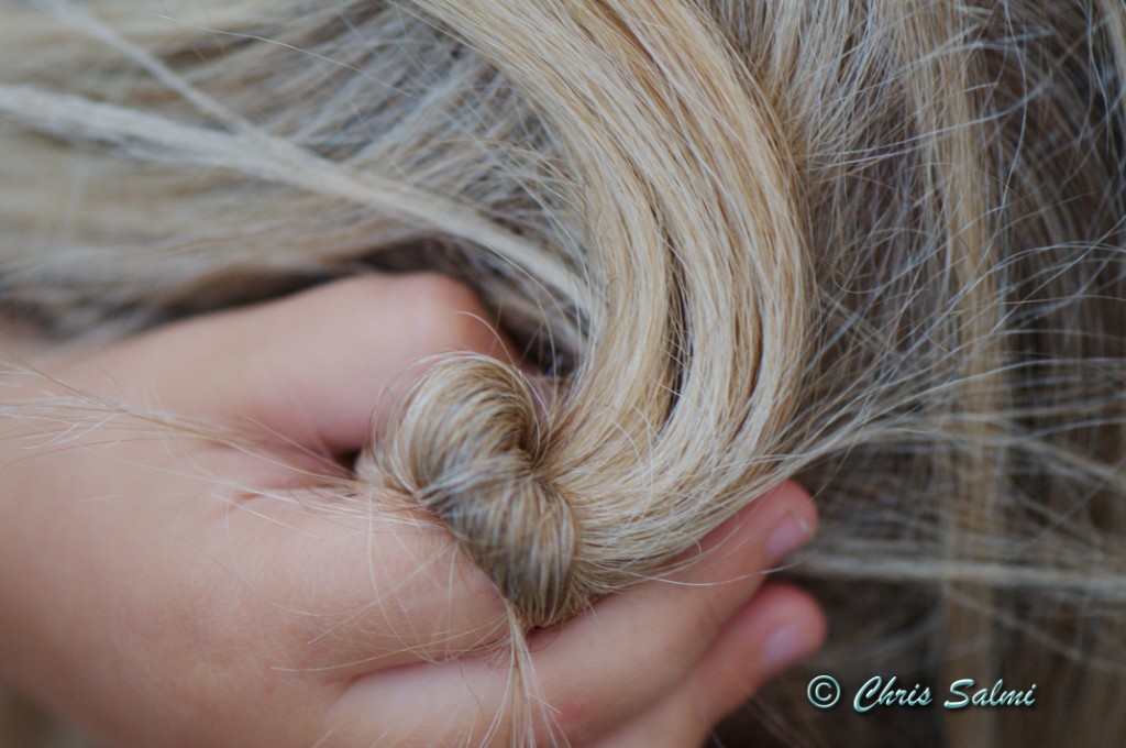 _DSC9630.JPG - Alice - ännu tröttare - gosar med Cillas hår