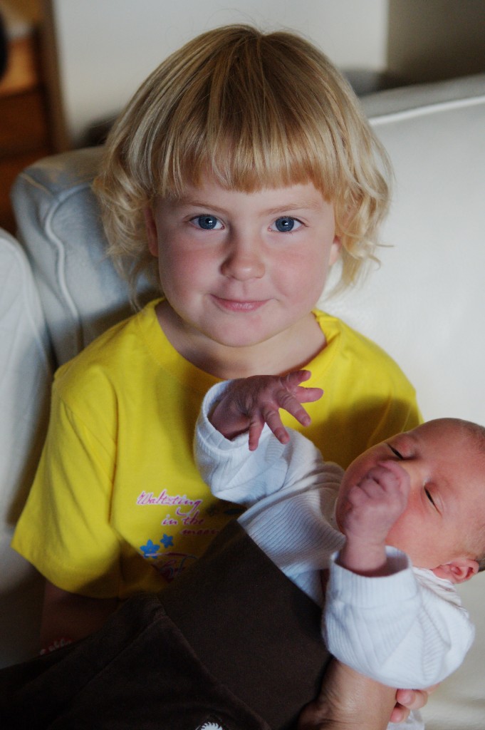 _DSC9819.JPG - Agnes får hålla Lanas nya tjej bäbis