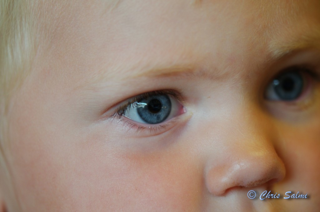 _DSC6149.JPG - Alice öga. Hon tittar på film. f3,2 ISO400