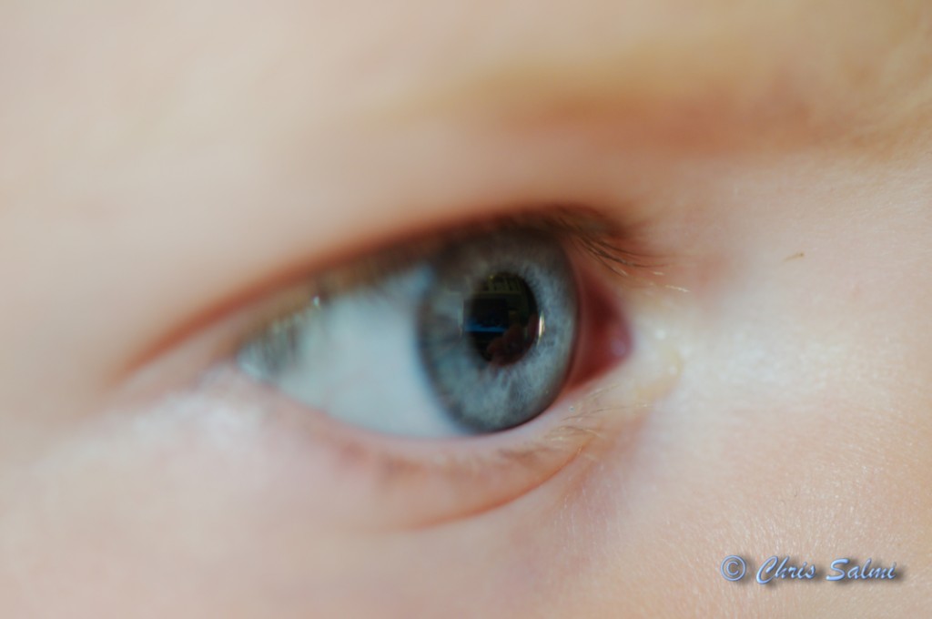 _DSC6157.JPG - Alice öga. Hon tittar på film. Svårt att pricka rätt. f3,5 ISO400