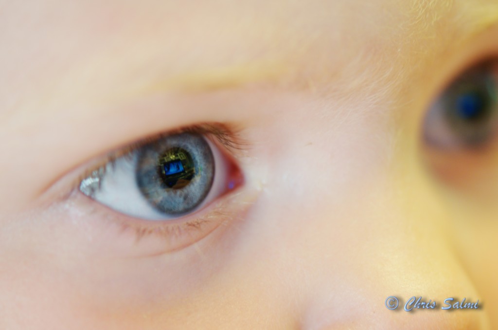 _DSC6186.JPG - Alice öga. Hon tittar på film. f3,3 ISO400