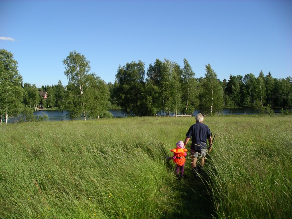 IMGP1220.JPG - Över ängen påväg till båten