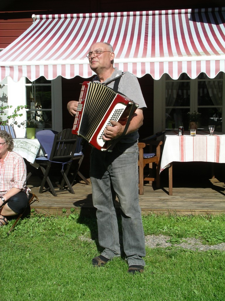 IMGP1212.JPG - Grannen Tommy dyker upp som vandringman och spelar för oss.