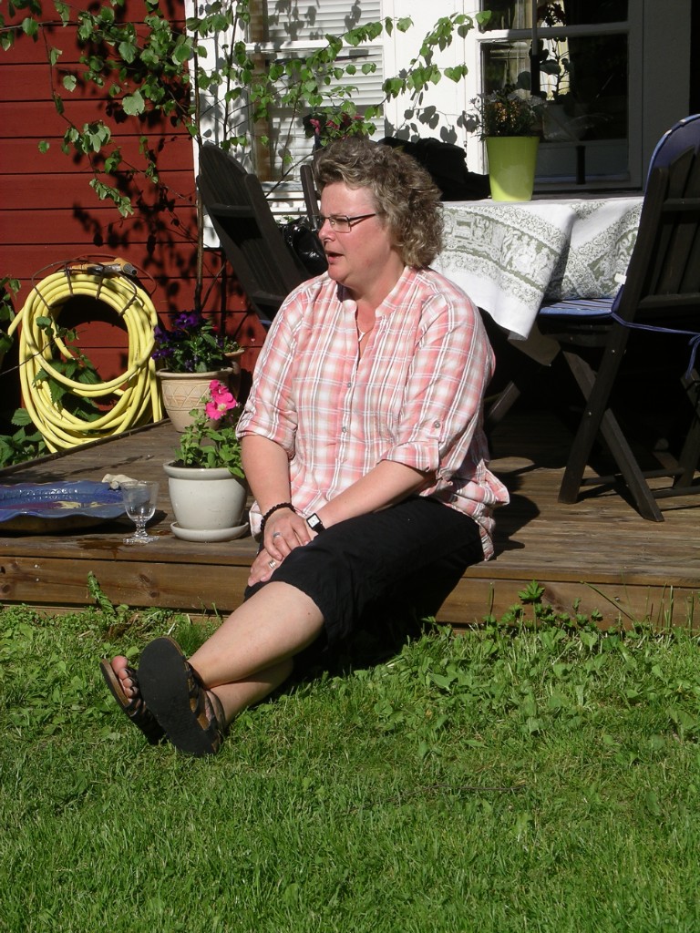 IMGP1218.JPG - Anna gillar musiken och stamar takten - eller??