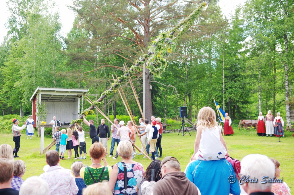 _DSC4986.JPG - Misommarstången reses vid Norbergs hembygdsgård