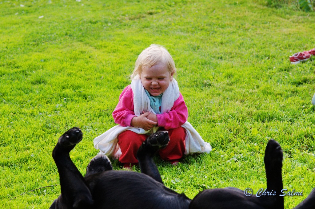 _DSC5056.JPG - Hunden Valle är snäll och pussas med alla barnen. Här leker han med Alice