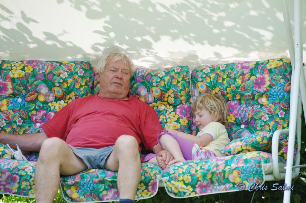 _DSC5076.JPG - Farfar diskuterar med Agnes i hammocken.