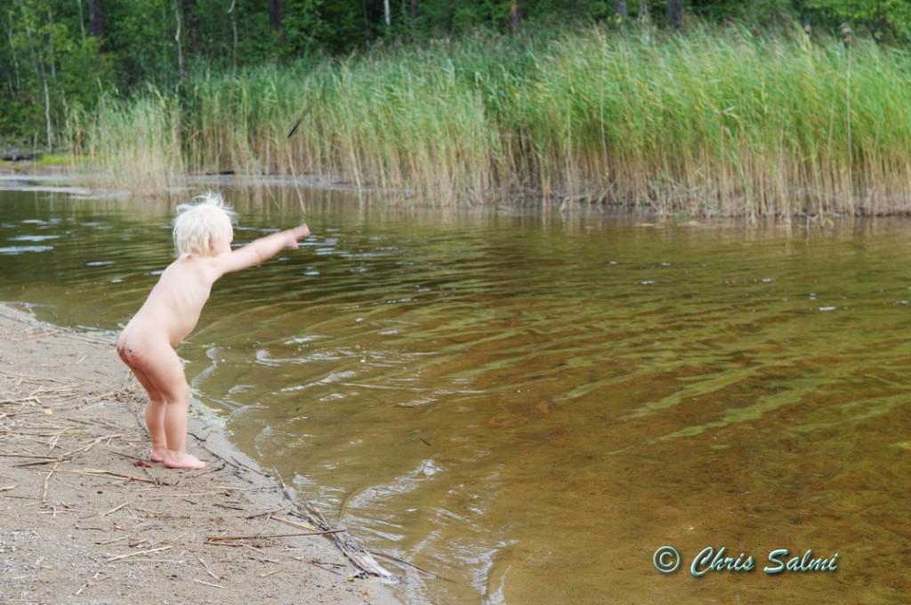 _DSC9691.JPG - Alice alias "Abbe a a oo aa" kastar stenar och pinnar