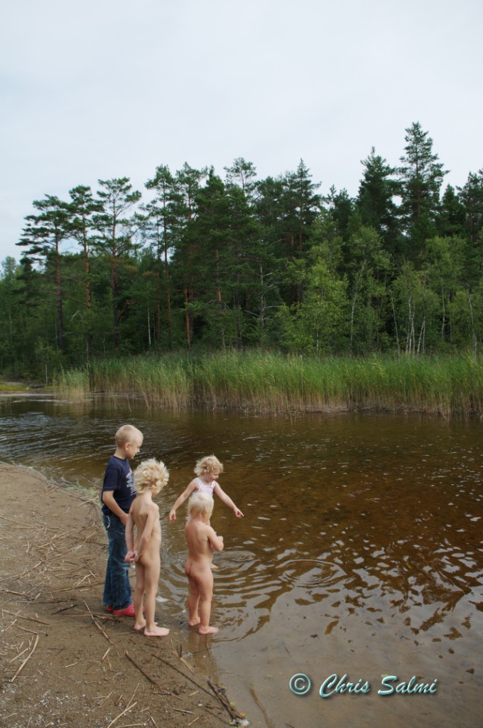 _DSC9699.JPG - Isak, Ines, Agnes och Alice leker vid vattnet