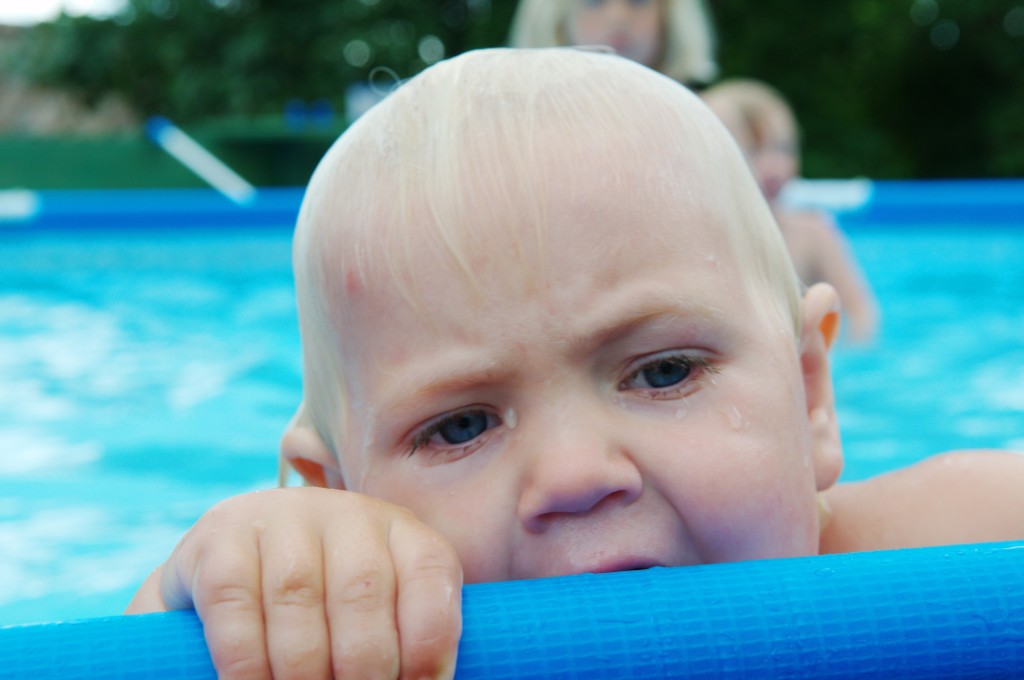 _DSC7318.JPG - Alice tar en gnagpaus vid kanten